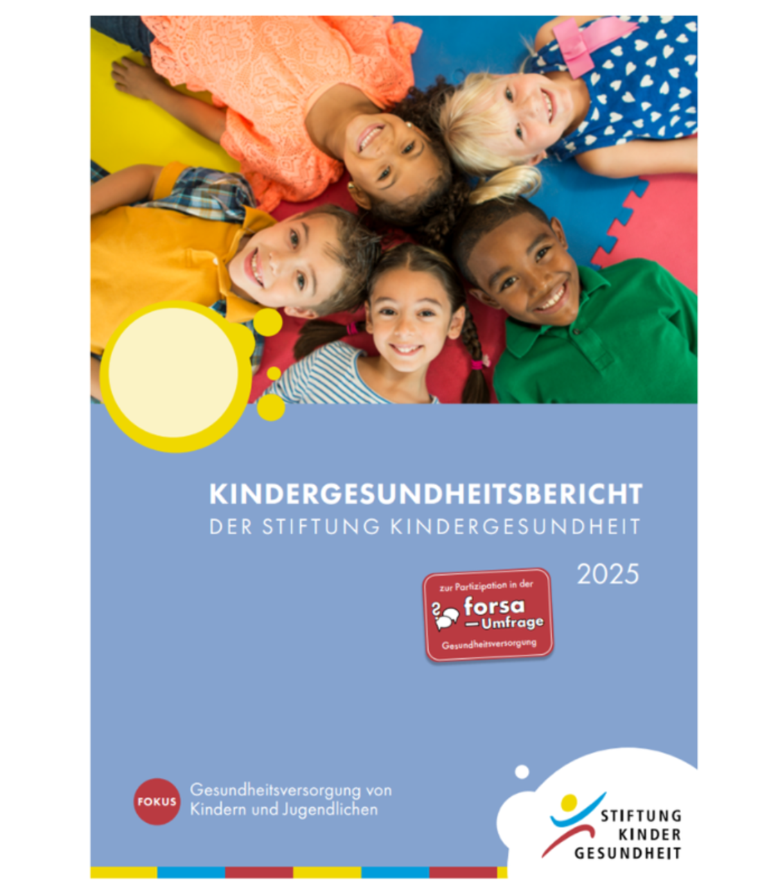 Fünf lächelnde Kinder unterschiedlicher Herkunft liegen in einer Reihe auf bunten Matten. Das Bild wirbt für den Kindergesundheitsbericht 2025 der Stiftung Kindergesundheit und zeigt Umfrage- und Organisationslogos.