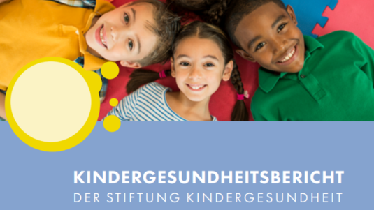 Fünf lächelnde Kinder unterschiedlicher Herkunft liegen in einer Reihe auf bunten Matten. Das Bild wirbt für den Kindergesundheitsbericht 2025 der Stiftung Kindergesundheit und zeigt Umfrage- und Organisationslogos.