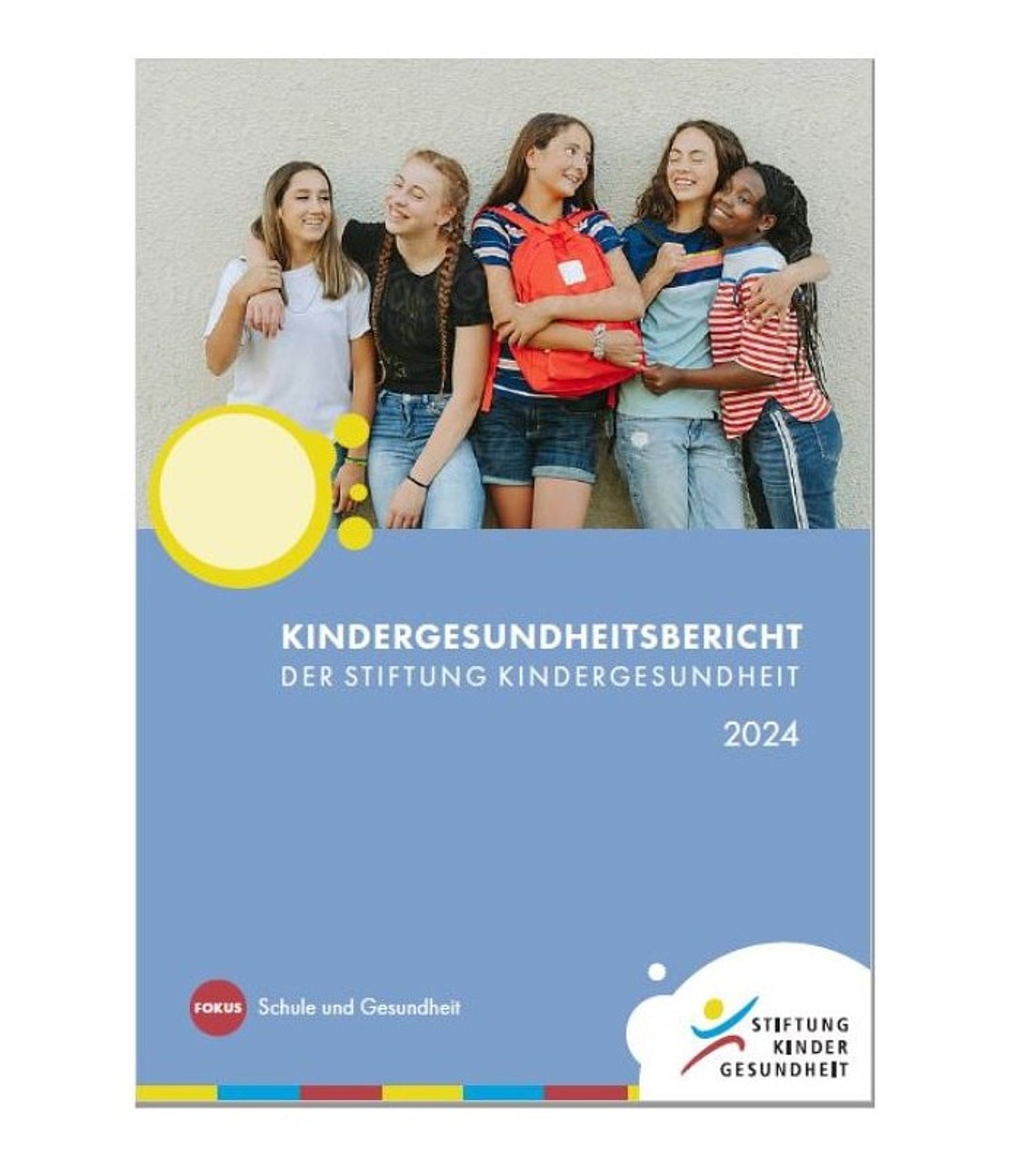 Fünf lächelnde Mädchen stehen gemeinsam vor einer Wand. Das Bild ziert das Titelblatt eines deutschen Kindergesundheitsberichts für das Jahr 2024, der von der Stiftung Kindergesundheit herausgegeben wurde. Der Bericht enthält farbenfrohe Grafiken und Logos.