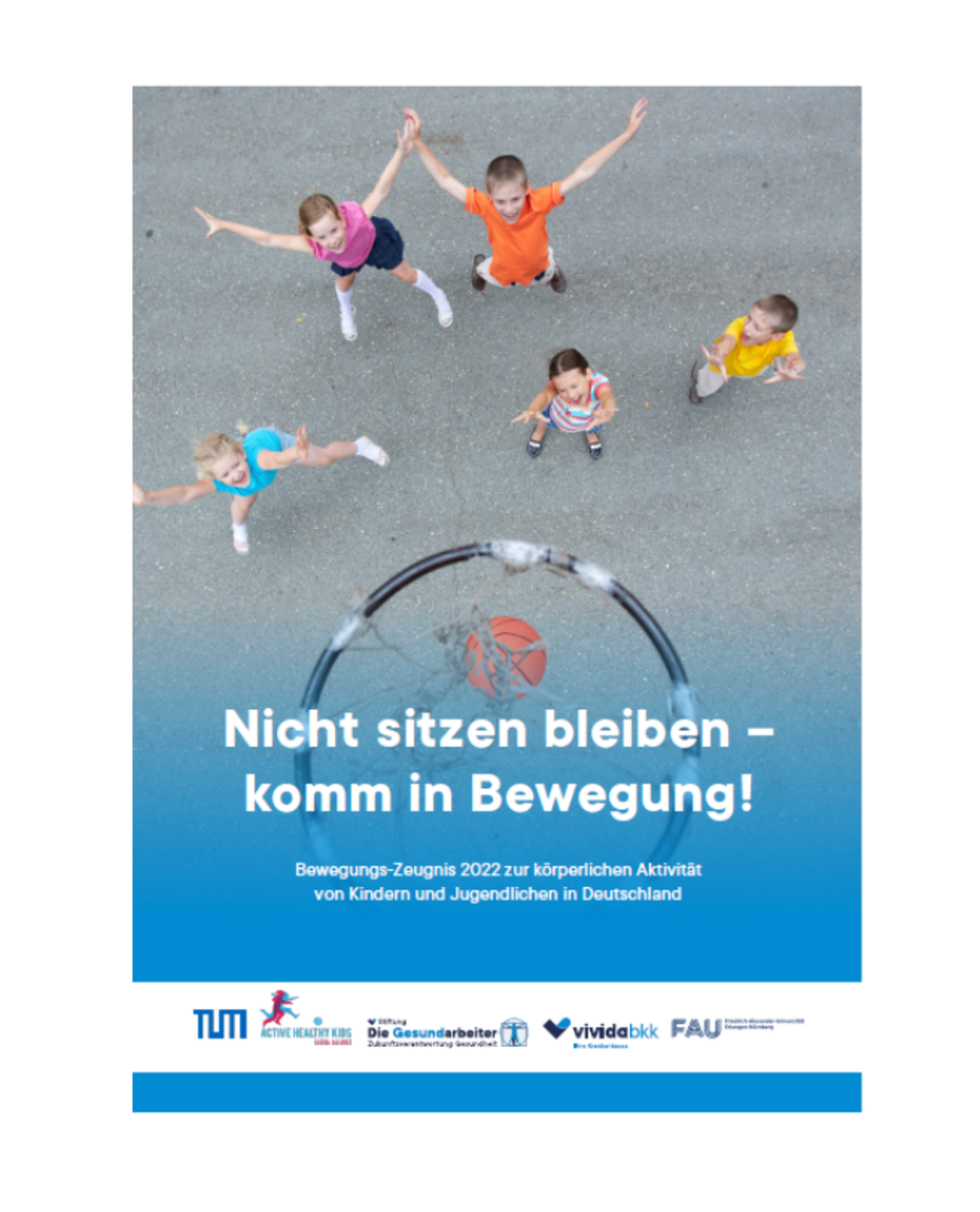 Fünf Kinder strecken auf einem Basketballplatz ihre Arme um einen Korb. Darunter steht der deutsche Text: „Nicht sitzen bleiben – komm in Bewegung!“, ergänzt durch Logos und Informationen am unteren Rand.