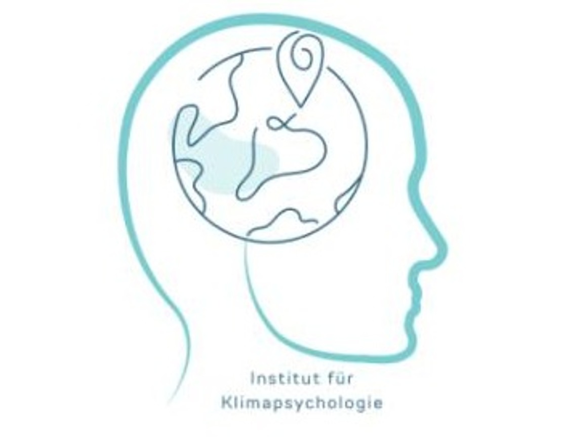 Umriss eines menschlichen Kopfes mit einem Globus im Bereich des Gehirns, auf dem eine Ortsmarkierung zu sehen ist. Darunter steht auf Deutsch: „Institut für Klimapsychologie“.