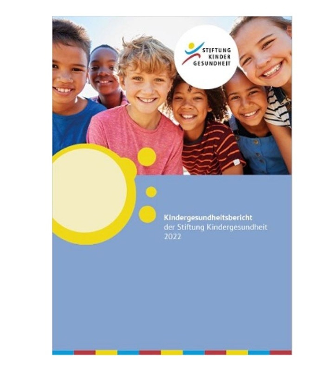 Fünf lächelnde Kinder posieren im Freien unter blauem Himmel. In der unteren Bildhälfte ist eine blaue Fläche zu sehen, auf der der Titel und das Logo des Berichts der Stiftung Kindergesundheit 2022 sowie bunte kreisförmige Grafiken abgebildet sind.