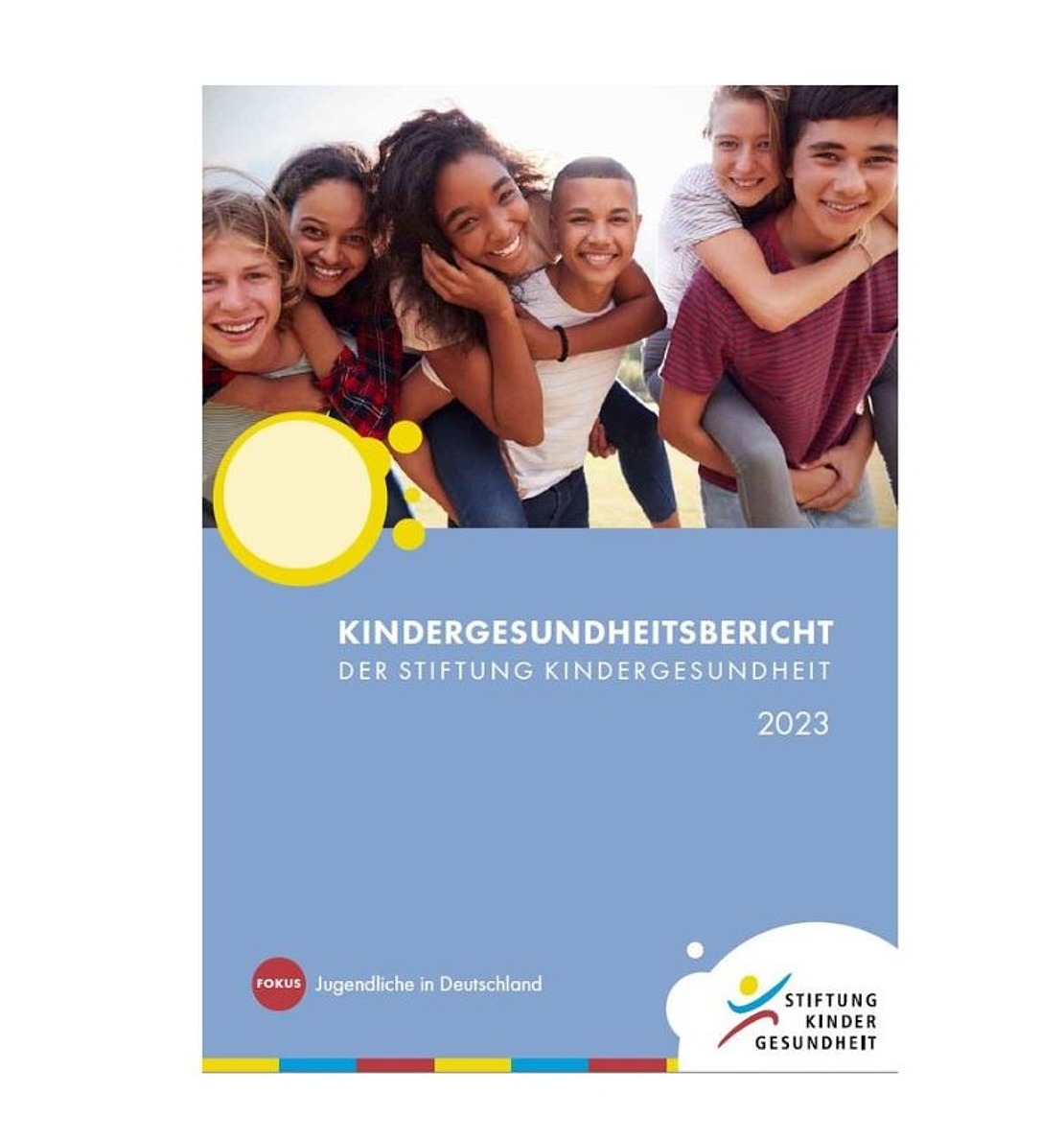 Eine Gruppe lächelnder Teenager posiert gemeinsam im Freien vor einem blauen Bereich mit deutschem Text über einen Bericht zur Kindergesundheit aus dem Jahr 2023 der Stiftung Kindergesundheit. Auf der Seite sind Logos und bunte Formen zu sehen.