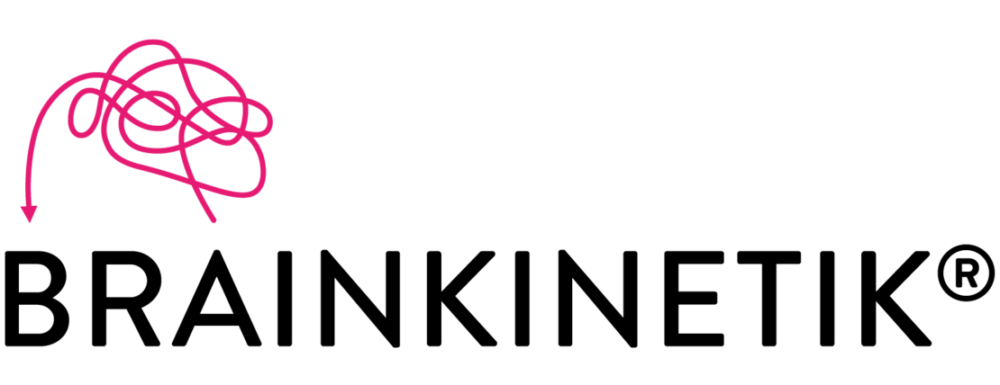 Eine rosa Linie bildet eine geschwungene Gehirnform mit einem Pfeil oberhalb des fettgedruckten schwarzen Schriftzugs „BRAIN KINETIK®“ auf hellem Hintergrund.
